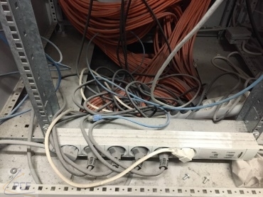 Schadensbewertung IT-Rack - Netzwerkschrank Baustaub